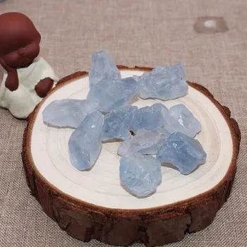 Prírodné suroviny modrá kyanite drsné kamene krištáľ minerály a kamene roug