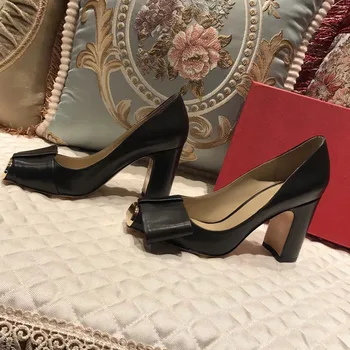 Úplne luxusné topánky ženy bow-tie blok podpätky šaty čerpadlá kožené uzavreté prst strany topánky jarné módne topánky 2020 dámske topánky