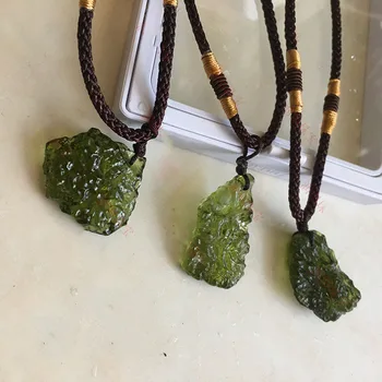 Prírodné Moldavite náhrdelník pre ženy ručné nepravidelný Drvený kryštál kameň náhrdelník zelená